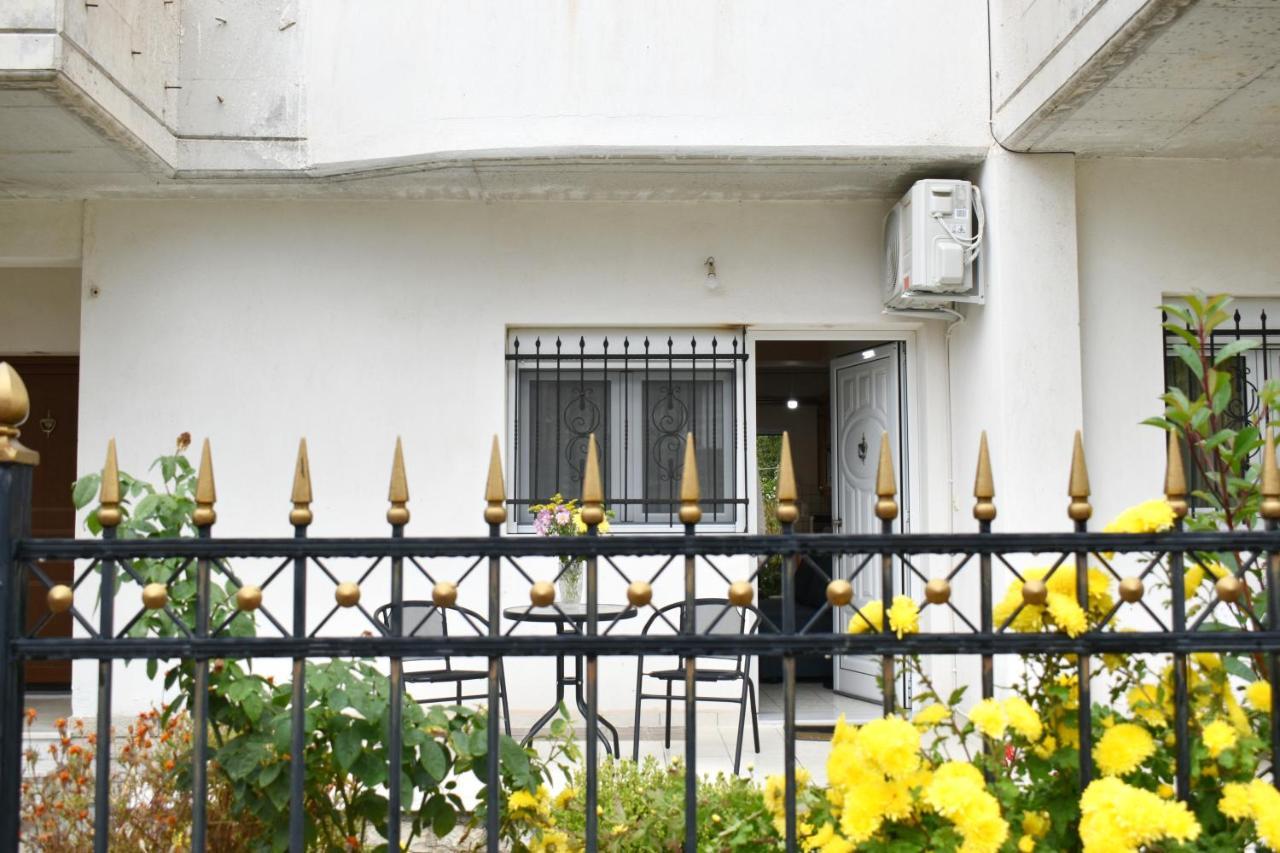 Petit House Under The Rocks Apartment Kalambaka Exterior photo